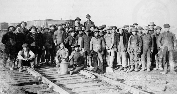 a picture of the Chinese working on the Canadian Pacific Railway